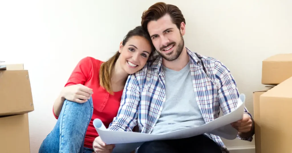 Pareja feliz en su nuevo apartamento gracias al seguro de arriendo en seguro.com.co.